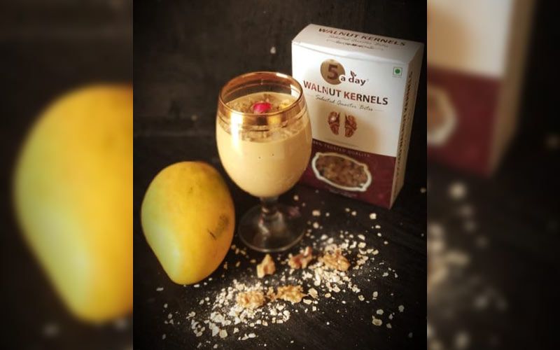 Walnut mango smoothie